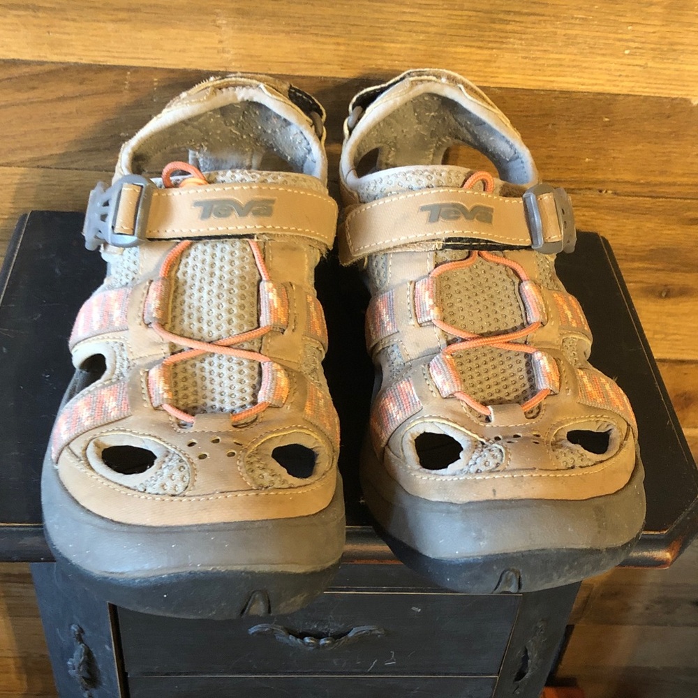 Teva Tan and Orange Omnium Women’s Closed-Toe Water Strap Sandals Bungee toggle